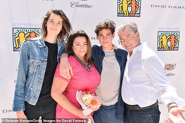 Brosnan (desno) je otac sinova Dylana (lijevo) i Paris (u sredini desno) sa suprugom Keely Shaye Smith (u sredini lijevo). Obitelj je slikana zajedno na događaju 2017