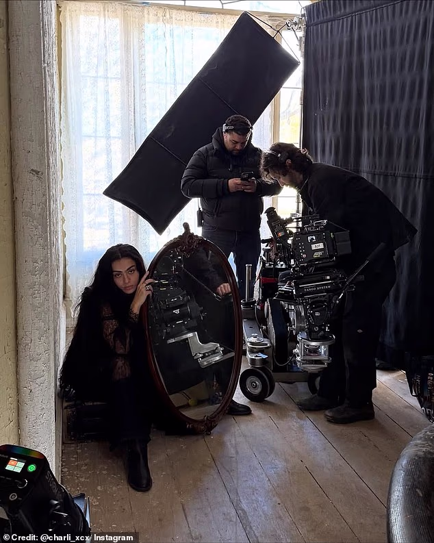 Tada je izgledala manje zaigrano dok je pozirala s ovalnim ogledalom noseći crni čipkasti broj prikazan u videu