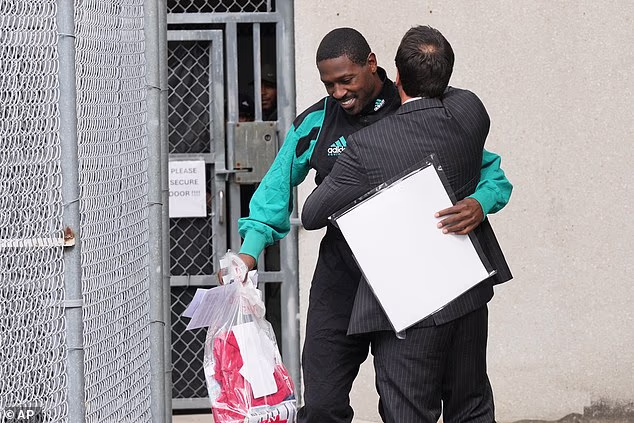 Bivšeg primača pozdravio je njegov odvjetnik Mark Eiglarsh i zagrlili su se