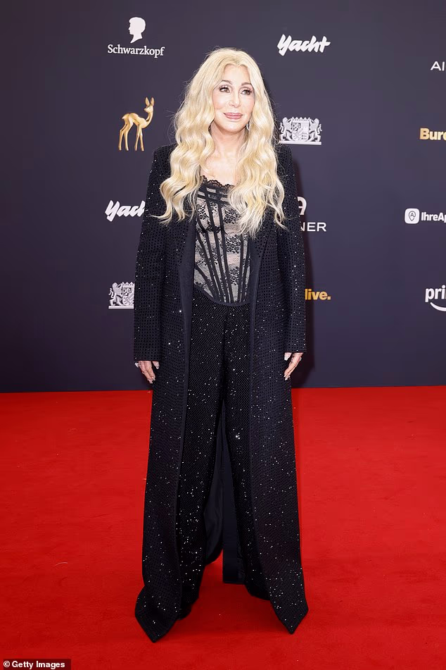 Glazbena legenda zabljesnula je u svjetlucavo crnom kaputu s pripadajućim kaputom i lepršavim hlačama