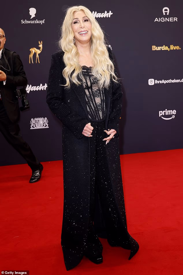 Glazbena superzvijezda Cher također je bila prisutna, a za dodjelu nagrada odabrala je elegantan potpuno crni look