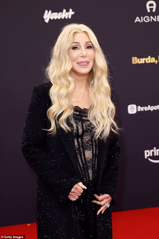 Cher je pokazala svoj vječni izgled, kombinirajući svoje svjetlucavo odijelo sa seksi prozirnim crnim čipkanim topom