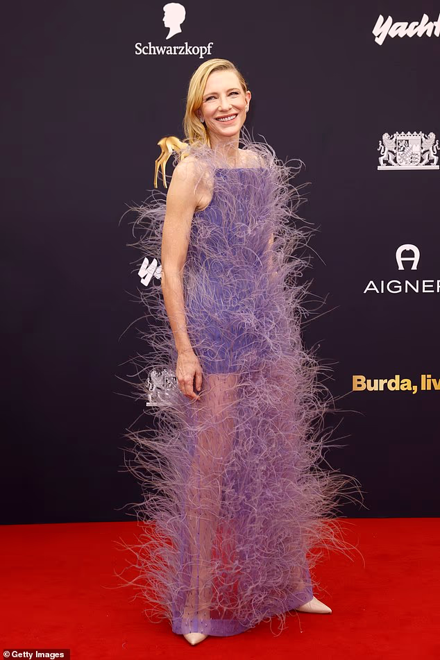 Catein dolazak na ceremoniju došao je prije prihvaćanja nagrade za međunarodnu glumicu, dok bi Cher trebala biti nagrađena u kategoriji Legenda