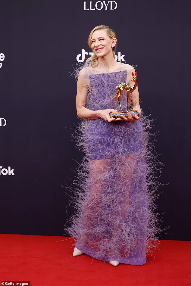 Cate je nagrađena međunarodnim glumačkim gongom, te je ponosno pozirala sa svojom čašću