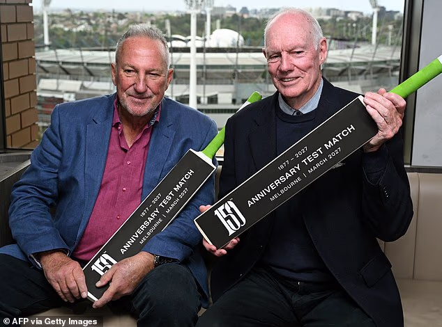 Legendarni engleski svestrani igrač Ian Botham (lijevo) boji se da pripreme momčadi Brendona McCulluma uoči Ashesa koji počinju 21. studenog 'graniče s arogancijom'