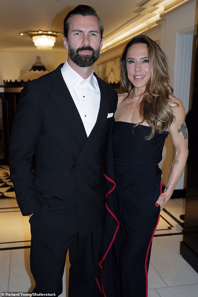 Spice Girl se u petak pojavila u podcastu Life Uncut Brittany Hockley i Laure Byrne gdje je po prvi put ispričala kako je započela njezina romansa s Chrisom Dingwallom. (Na slici: Chris Dingwall i Melanie Chisholm)