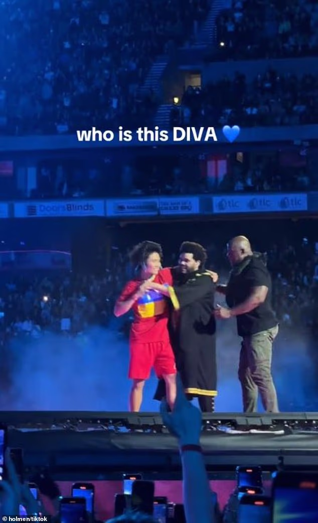 Wen svakako ima formu za takvo ponašanje i, u ponovnom intervjuu s Fifijem, Fevom i Nickom, otkrio je da ne planira obuzdati svoje dosadno ponašanje. Trojac Fox 101.9 razgovarao je s Wenom 2024. godine nakon što je uletio na pozornicu tijekom nastupa kanadskog repera The Weeknda u Melbourneu (na slici)