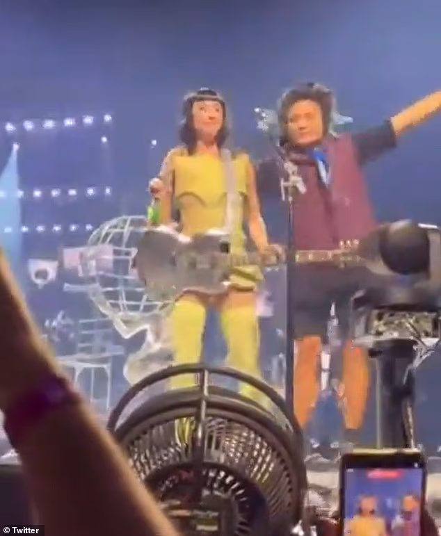 'Bio sam kao: "Nema šanse." Ja sam doslovno najbolji napadač/streaker na terenu = vjerojatno ću nastaviti to raditi, ali možda ću uzeti pauzu.' Wen je slikan na pozornici s Katy Perry