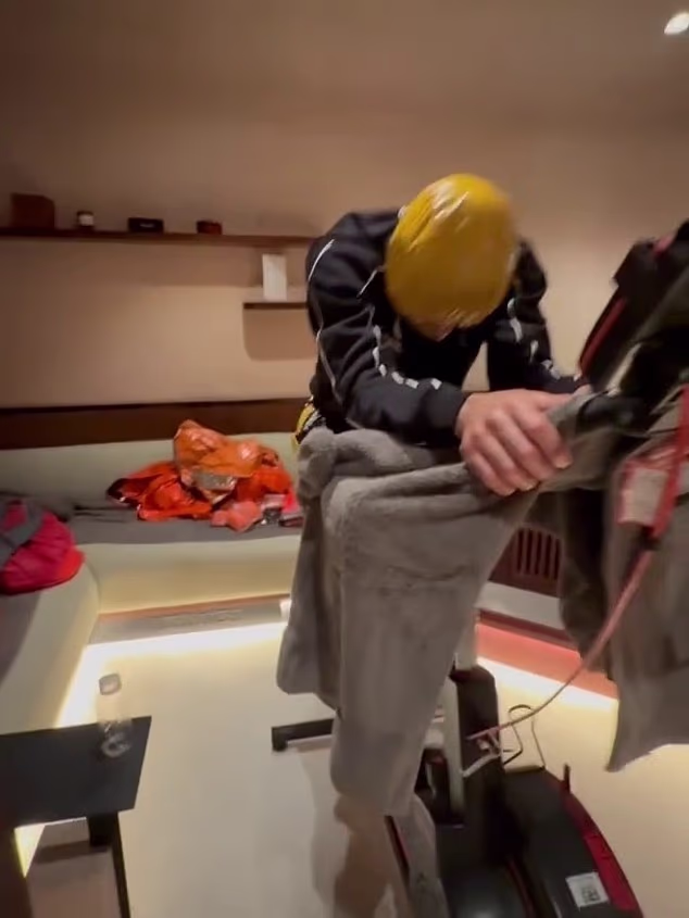 Eubank se umotao u trenirku, plastični šešir i ručnik na sobnom biciklu