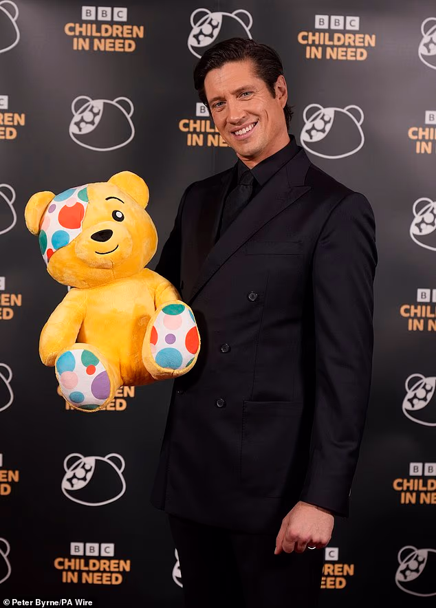 Vernon Kay, koji je jedan od ovogodišnjih glavnih domaćina, primijećen je kako dolazi u MediaCity u Salfordu, Manchester prije večerašnje emisije