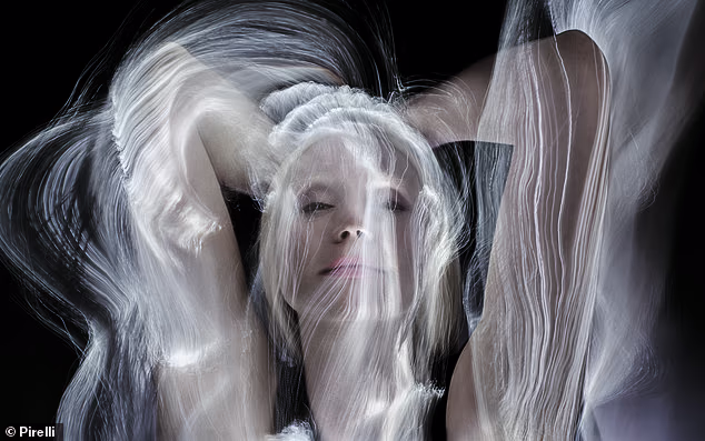 Zvijezda Igre prijestolja Gwendoline (47) odlučila se za eteričniji izgled dok je pozirala za prekrasan krupni plan obasjana svjetlošću