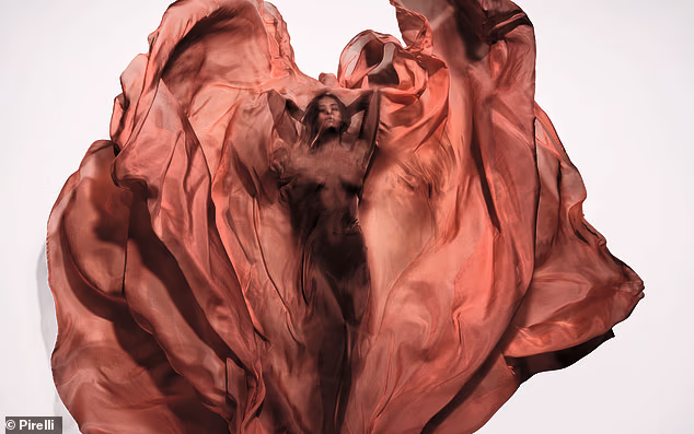 Manekenka Irina, 39, izgledala je senzacionalno dok je zadržala svoju skromnost iza lepršave ružičaste draperije