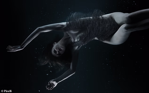 Eva Herzigová djelovala je mršavije dok je pozirala pod vodom