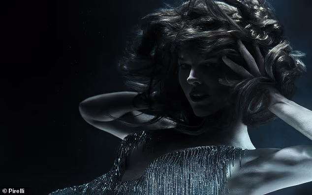 Kraljica modne piste izgledala je nevjerojatno u mini haljini s dijamantskim resama