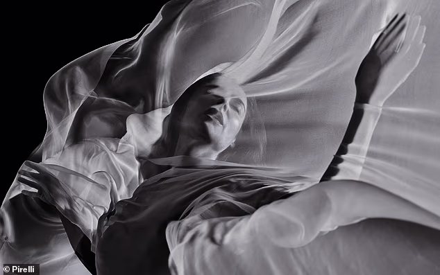 Luisa Ranieri pozirala je olujno ogrnuta šifonom