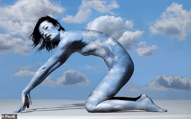 Kineska glumica Du Juan dala je oslikati cijelo tijelo