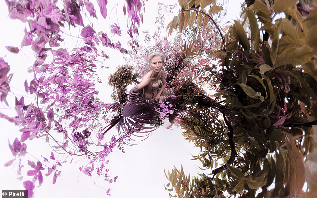 Sada u svojoj 52. godini, najnovije izdanje, koje je snimljeno u Norfolku i New Yorku, vidi svoje poznate modele koji prikazuju prirodne elemente (na slici Tilda Swinton)