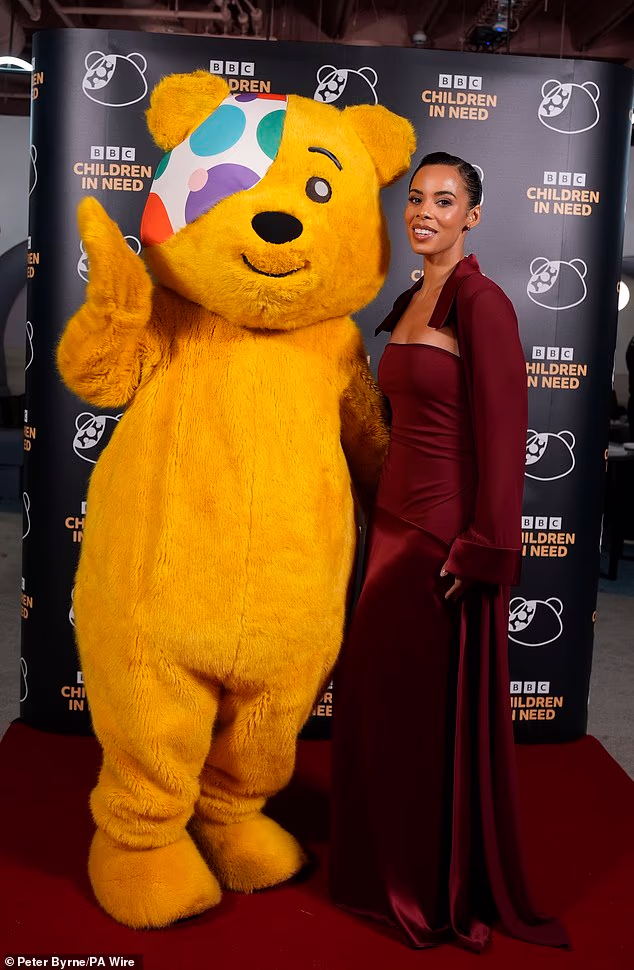 Voditeljica (36) snimljena je prije emitiranja teletona na BBC One dok je nosila bordo večernju haljinu