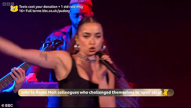 Pjevačica Ella Eyre popela se na pozornicu tijekom showa kako bi izvela svoju najnoviju pjesmu Hell Yeah