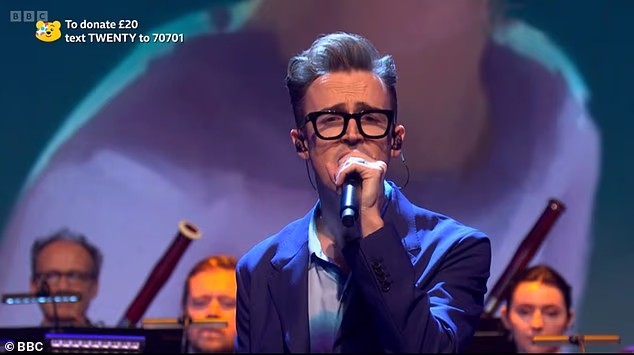 U petak navečer duo otac i sin popeli su se na pozornicu kako bi otpjevali Thread Of Hope s Filharmonijskim orkestrom BBC-ja