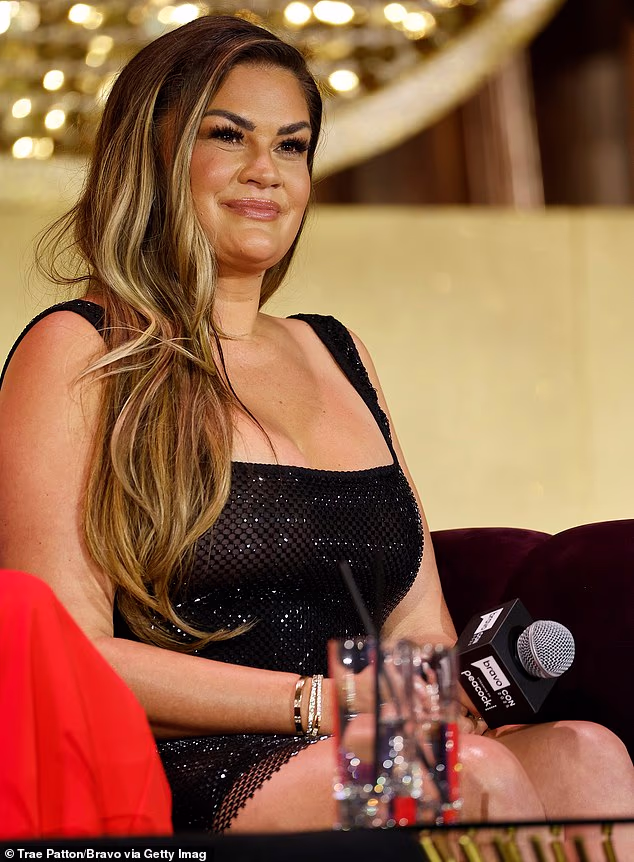 Sjedila je uspravno dok je obožavateljima puštala pogled na njezine nove grudi