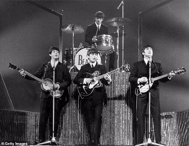 Beatlesi na pozornici londonskog Palladiuma tijekom nastupa pred 2000 vrištećih obožavatelja 1963.