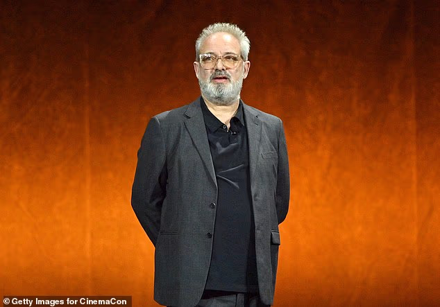 Sam Mendes, koji režira filmove, želio je rekreirati omot albuma Beatlesa iz 1969. na križanju (na slici u ožujku)