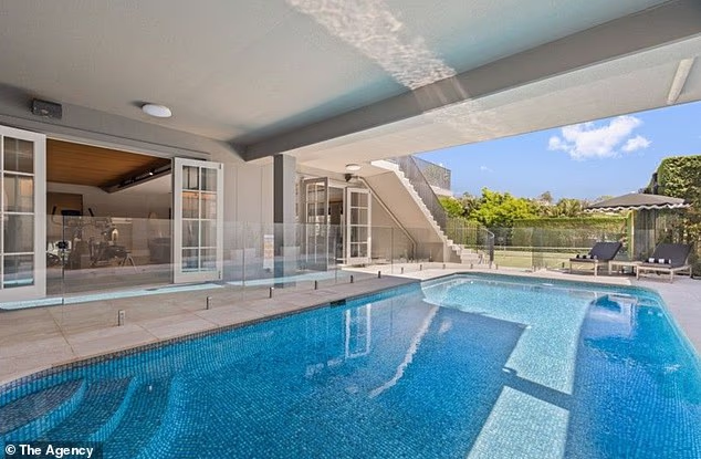 Imanje ima teniski teren okrenut prema sjeveru i grijani bazen, koji čine središnji dio vanjskog rasporeda