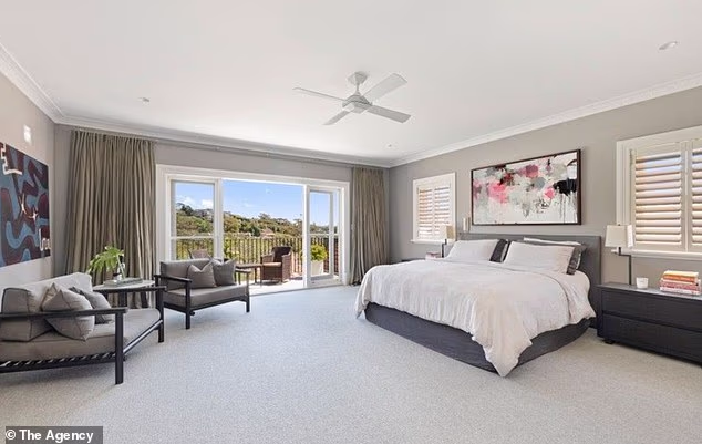 Clarke je privatno kupio kuću nakon što je zadnji put prodana za 7 milijuna dolara 2007., a procijenjena je na 25 milijuna dolara