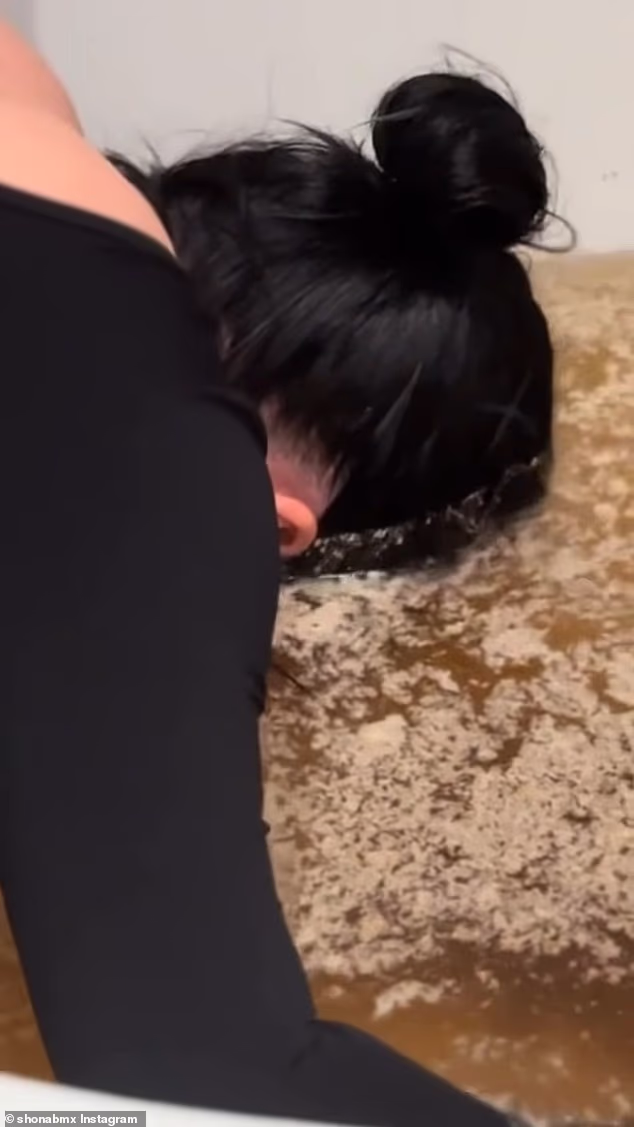 Spustivši se na ruke i koljena, glumica se očvrsne prije nego što zaroni glavu u smeđu tekućinu, natapajući kosu dok pokušava izvući zvijezde koristeći samo usta