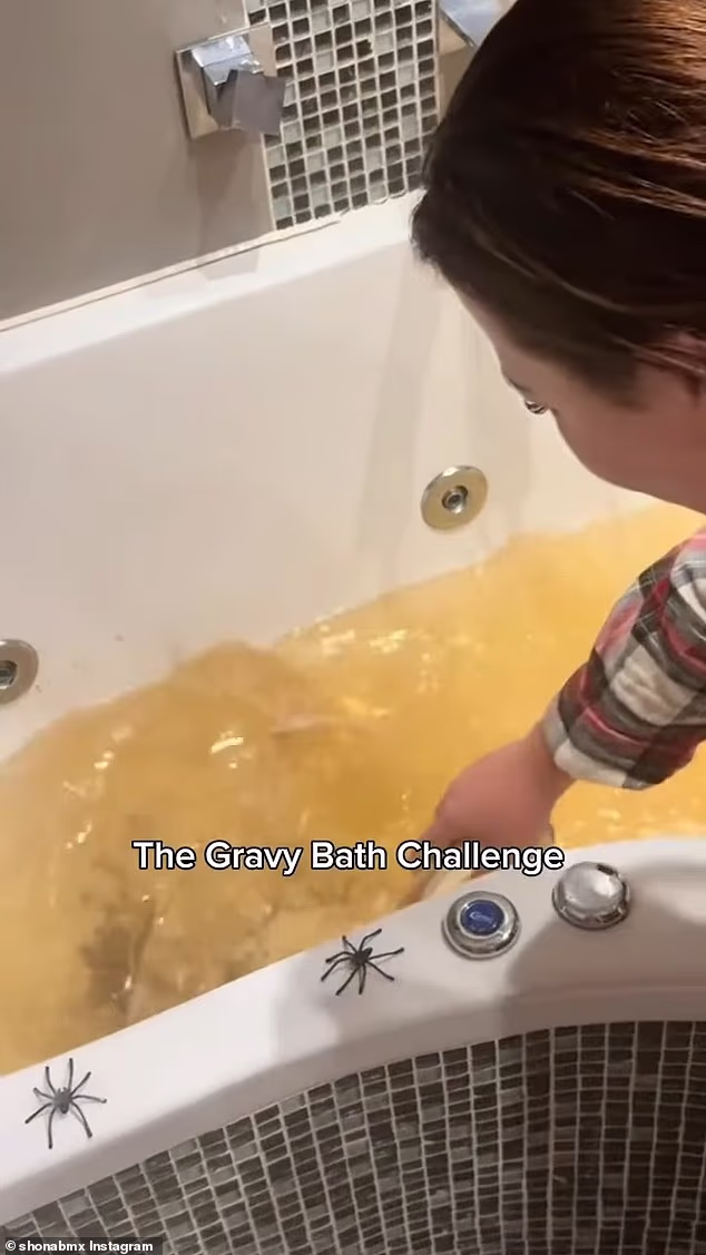 U videu, Shona se oblači u pripijenom crnom kombinezonu dok joj se kada puni gustim, mutnim umakom