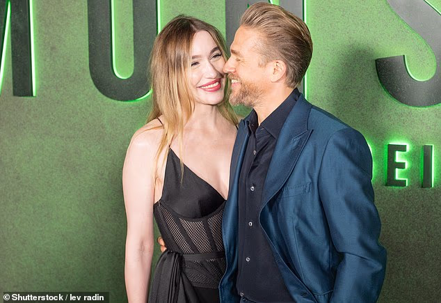 Charlie, koji sada ima 45 godina, sa svojom je dugogodišnjom djevojkom Morganom McNelis od 2005. (na slici u rujnu ove godine)