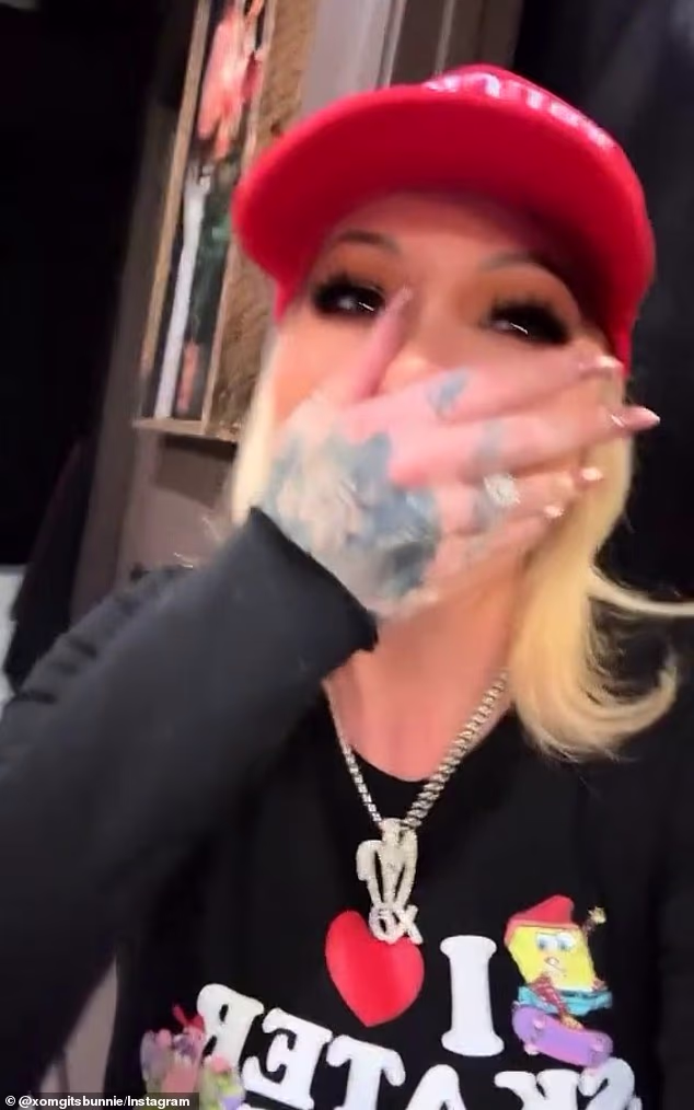 Plavokosa podcasterica rekla je u isječku na Instagramu ovog tjedna: 'Ljudi, ja sam sa svojim mužem već 10 godina, (i) nikada nisam vidjela ovog čovjeka bez dlaka na licu. Ni jedan jebeni put'