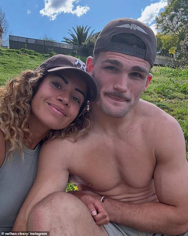 Fowlerin dečko zvijezde, Nathan Cleary (na slici zajedno) bio je kamen za nju jer ga je koristila kao inspiraciju tijekom svoje borbe za mentalno zdravlje