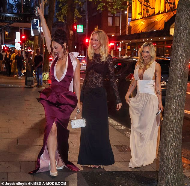 U međuvremenu, Amy se odlučila za elegantan komplet od prozirne crne čipke, sparivši pripijeni top dugih rukava s elegantnim krojenim hlačama