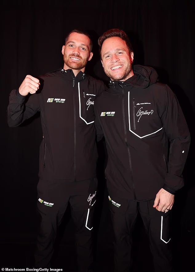 Kolega pjevač Olly Murs (desno) također je bio prisutan u areni, kako bi podržao svog prijatelja boksača Sama Gilleyja - s kojim se sparirao četiri godine - koji se borio protiv Ishmaela Davisa u undercardu Eubanka protiv Benna