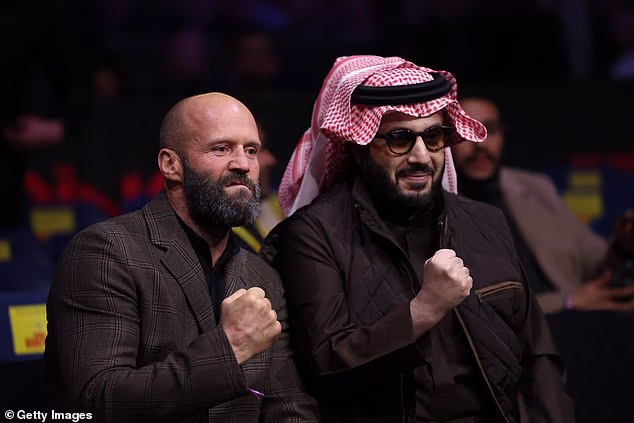 Akcijski junak viđen je kako zauzima prepoznatljivu pozu 'tvrdog čovjeka', zajedno s režanjem i podignutom šakom