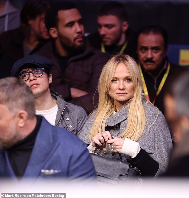 I spajsica Emma Bunton također se pojavila, izgledajući naprotiv prilično napeto dok je stiskala svoju torbicu prije početka borbe