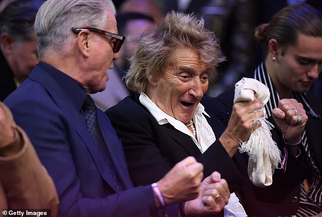 Irski glumac (72) izgledao je vedrog raspoloženja dok je sjedio pokraj glazbene legende Roda Stewarta, dok su dvojica muškaraca viđena kako larmaju i ne mogu obuzdati svoj smijeh