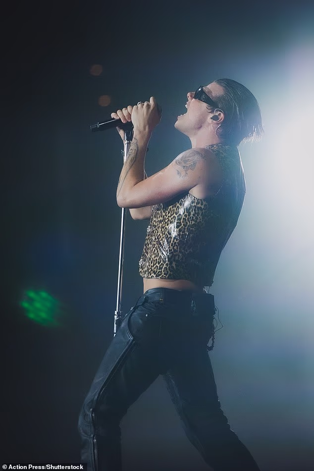 Rock zvijezda je ovog mjeseca trebala ići na svoju svjetsku turneju Idols World Tour u SAD, ali je sada rekao da uzima pauzu od nastupa do kraja godine