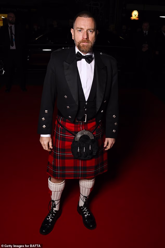 Glumac Ewan, 54, vrlo je elegantan u crnom sakou, kiltu, bijeloj košulji i leptir mašni