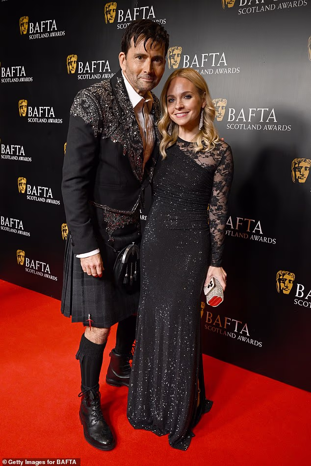 Događaju su prisustvovali i David i njegova supruga Georgia koji su izgledali zapanjujuće u svjetlucavoj crnoj haljini