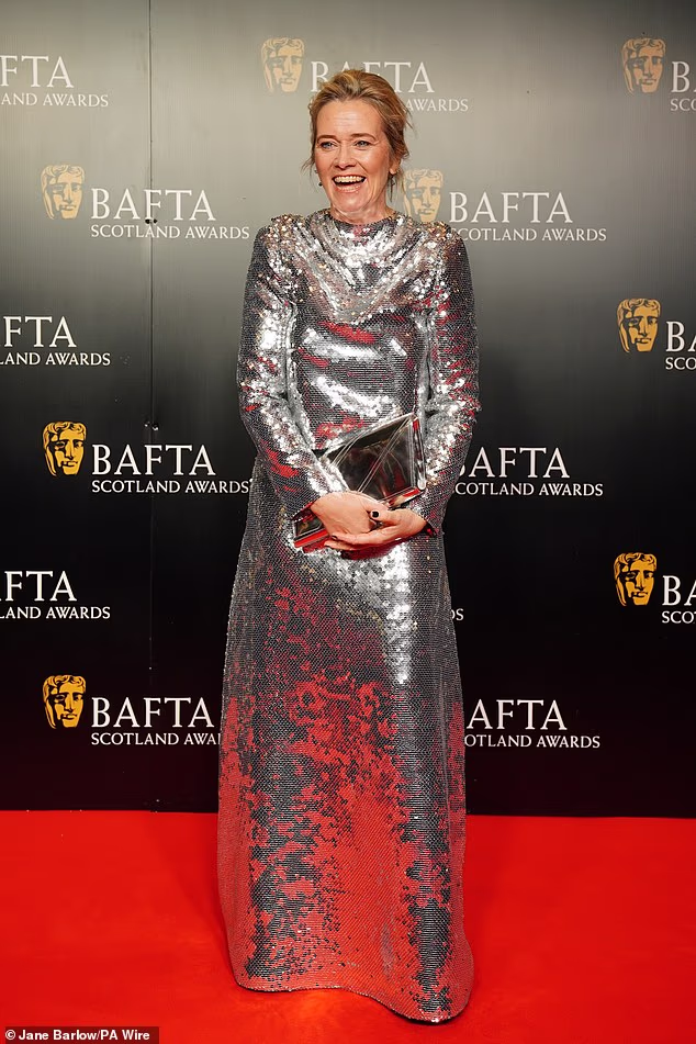 Edith Bowman će biti domaćin događaja uz voditelja crvenog tepiha i iza pozornice Sanjeeva Kohlija