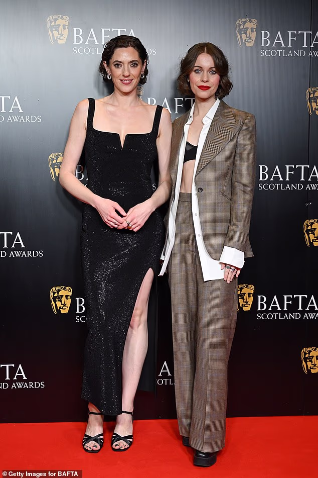 Glumice Sinead MacInnes i Sorcha Groundsell izgledale su šik za događaj