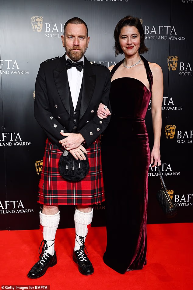 Svojom je izgledu dodala elegantnu crnu prošivenu torbu i nosila svoje brinete pramenove u elegantnom isprekidanom bobu