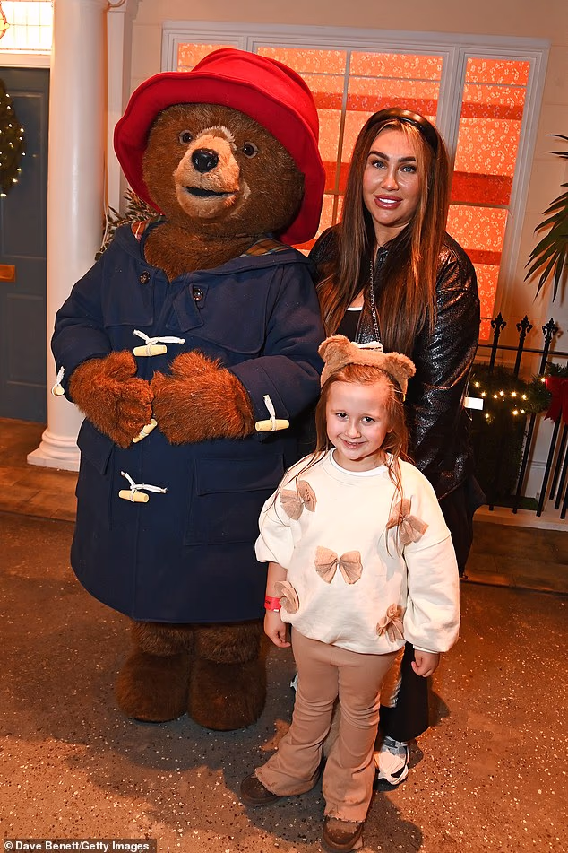 Lauren se pojavila veselog raspoloženja tijekom izleta majke i kćeri dok su pozirale uz kip slavnog medvjeda