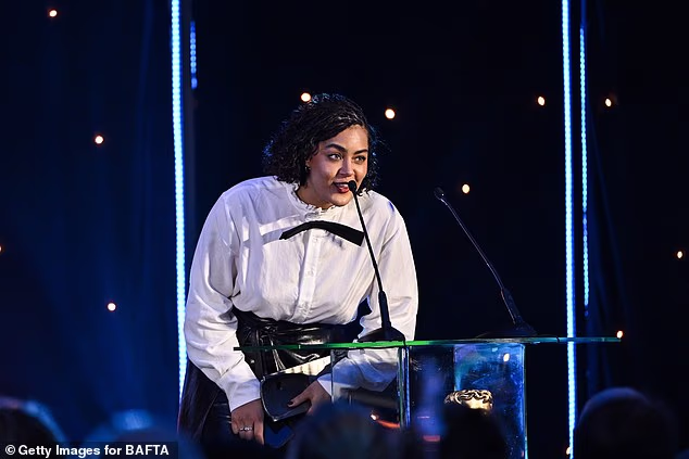 Kolegica škotska glumica Izuka Hoyle stala je na pozornicu kako bi preuzela filmsku/televizijsku glumicu u ime Saoirse Ronan za njezinu izvedbu u filmu The Outrun