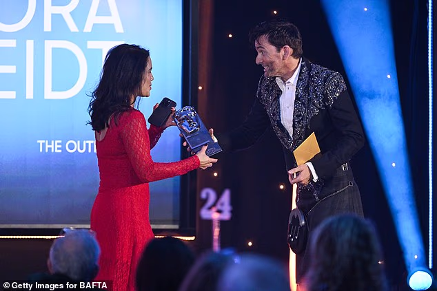 David Tennant uručio je nagradu Director Fiction Award Sarah Brocklehurst, koja ju je preuzela u ime redateljice filma The Outrun Nore Fingscheidt