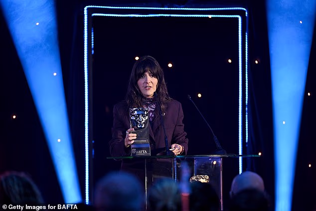 Drama On Falling donijela je Lauri Carreira nagradu za filmsku/televizijsku scenaristiku jer je ponosno prihvatila gong na pozornici, dok je sam film osvojio nagradu za igrani film