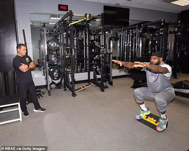 Pomoćnik Lakersa Mike Mancias (lijevo) bio je jedan od članova osoblja koji je kontaktiran